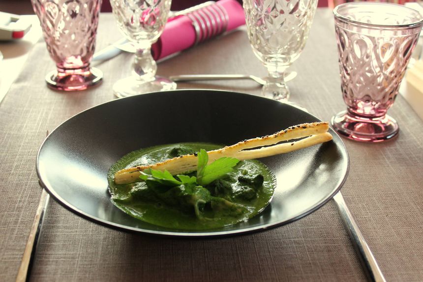 Ravioles de langoustines et escargots sur un coulis d'épinards.