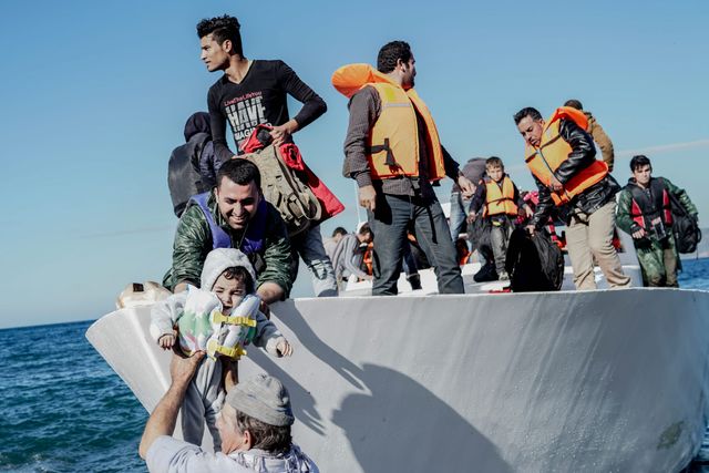 Des réfugiés syriens arrivant sur une île grecque