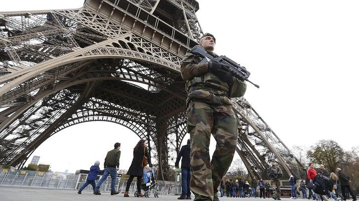 Un militaire français en patrouille un jour après les attentats du 13 novembre