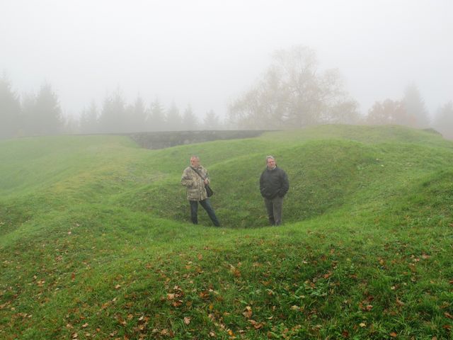 Jean Luc Kaluzko et Jean Luc Demandre dans un trou d'obus