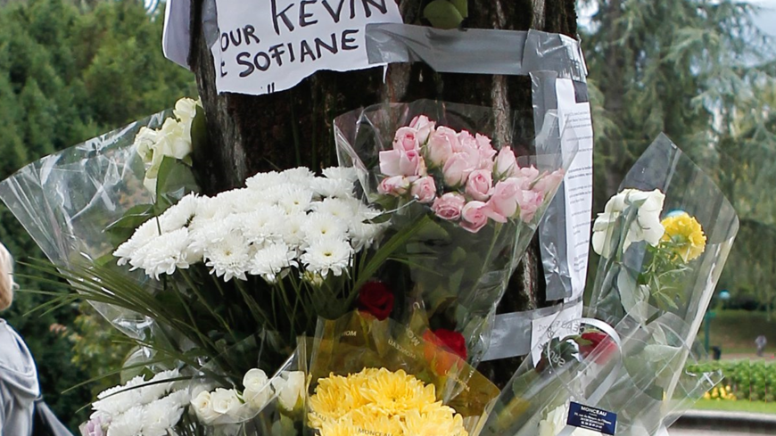 Des fleurs sont déposées dans le parc depuis la mort de Kevin et Sofiane.