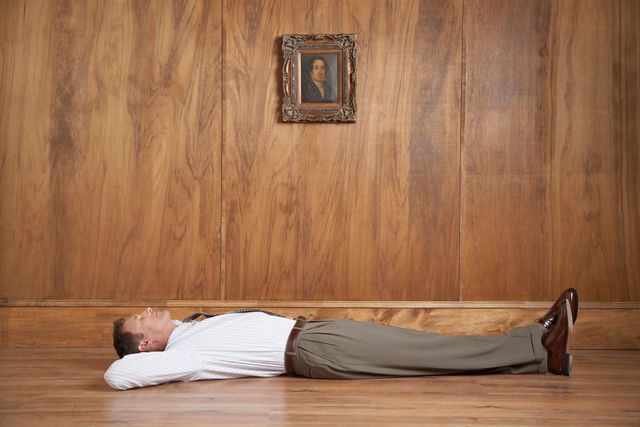Businessman allongé devant un portrait de famille