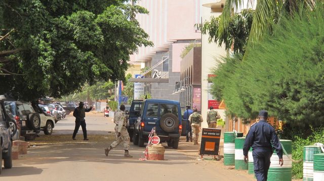 Les forces de sécurité tout autour de l'hôtel