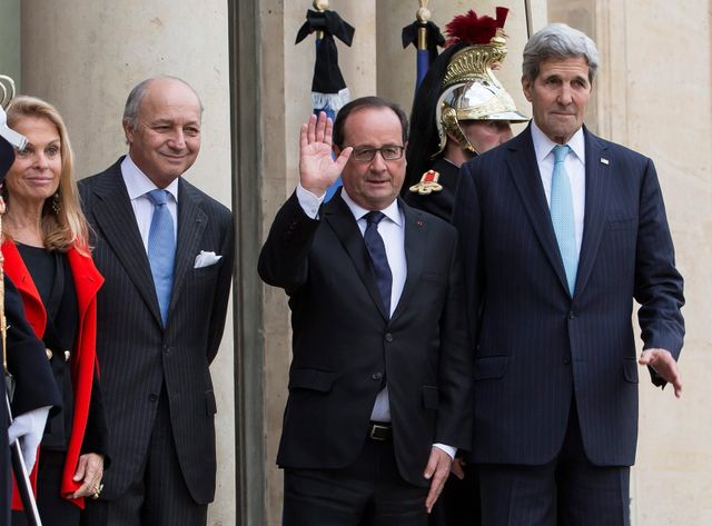 Fabius, Hollande et Kerry sur le perron de l'Elysée