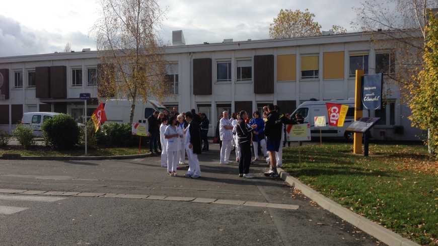 Le rassemblement a eu lieu devant le pôle de gériatrie.