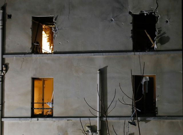 LA façade de l'immeuble pris d'assaut par les forces du Raid à Saint-Denis