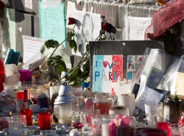 Sur la place de la République, des fleurs et des bougies en mémoire des victimes des attaques du 13 novembre