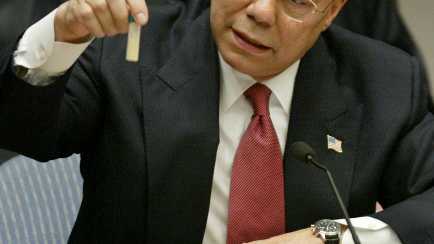 Le secrétaire d'état américain Colin Powell présente aux Nations-Unis une fiole qui contiendrait de l'anthrax, le 5 février 2003