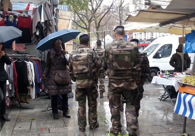 Pixel - Des militaires sur le marché Richard Lenoir, près du Bataclan, à Paris.