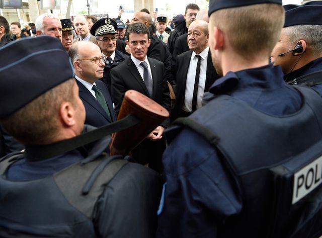 Les ministre de l'Intérieur, de la Défense et le Premier ministre auprès de forces de police