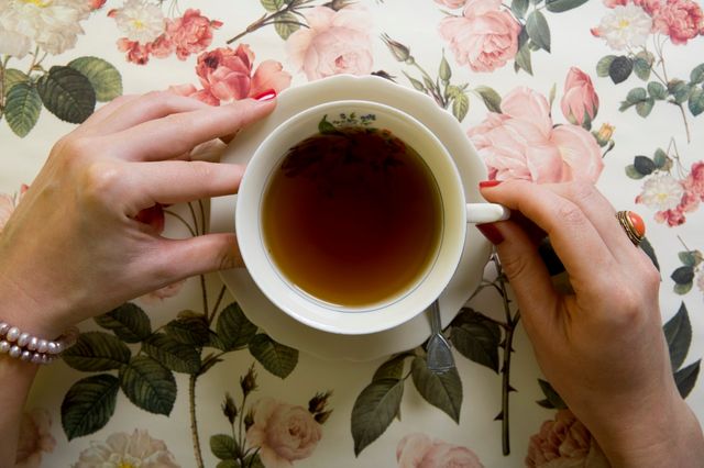 Une Anglaise buvant une tasse de thé
