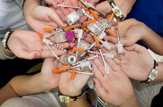 Des adolescents avec leur insuline