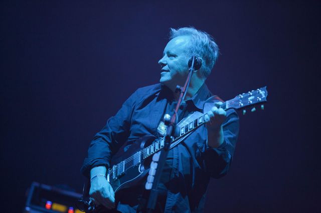 Bernard Sumner sur scène