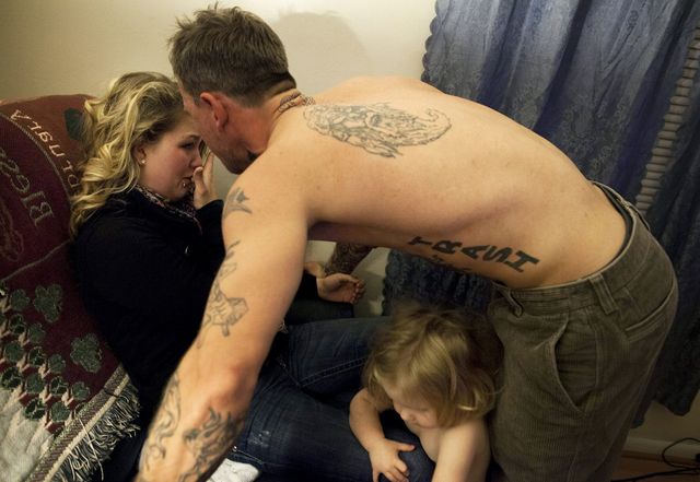 Shane continue de crier et de frapper Maggie, au milieu des enfants âgés de 2 et 4 ans de Maggie.
