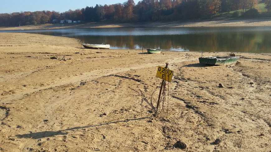 Le lac de Bouzey fin octobre : les bateaux sont à sec