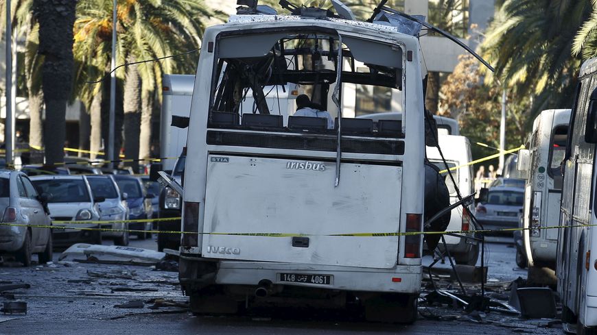 Bus de la sécurité présidentielle tunisienne frappé par un attentat suicide en plein centre de Tunis le 24 novembre 2015.