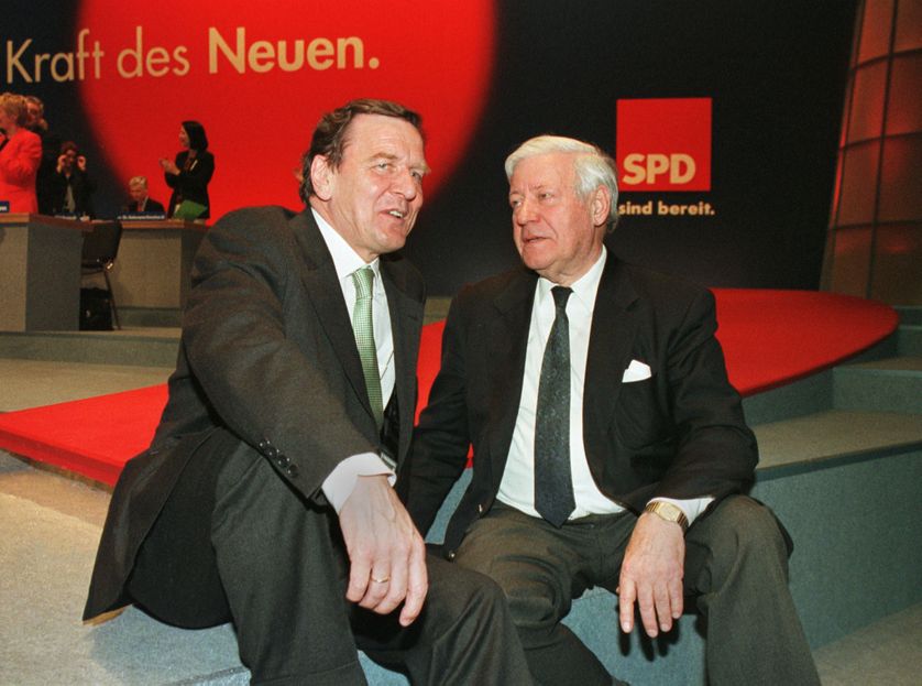 Gerhard Schröder et Helmut Schmidt au Congrès du SPD à Leipzig, 17 avril 1998