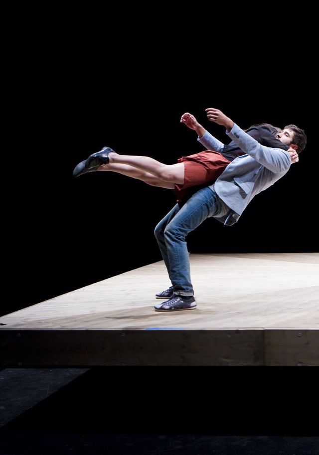 Yoann Bourgeois-spectacle "Celui qui tombe" au théâtre Monfort