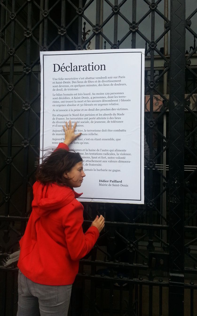 Déclaration affichée du maire de Saint-Denis en réaction à l'attentat suicide dans sa ville. Lundi 16 novembre 2015