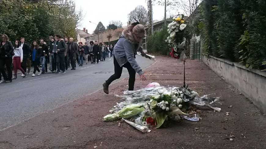 Les jeunes ont déposé des fleurs sur les lieux de l'accident
