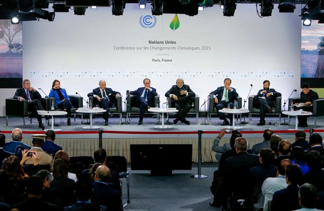 François Hollande (4e à gauche), Narendra Modi (5e) et Ban Ki-Moon (6e droite) - COP21