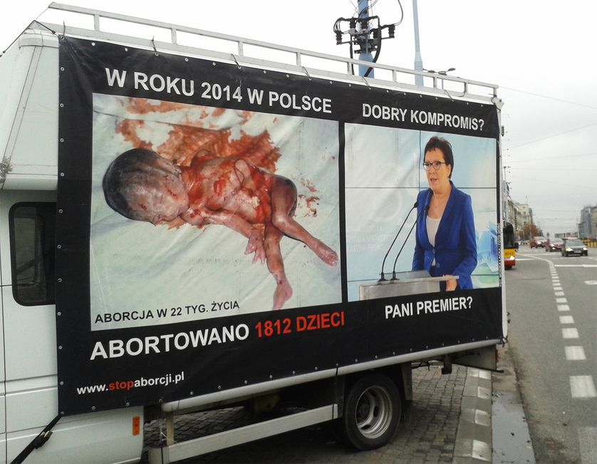 Campagne contre la Première ministre libérale, par les conservateurs désormais au pouvoir en Pologne. Octobre 2015