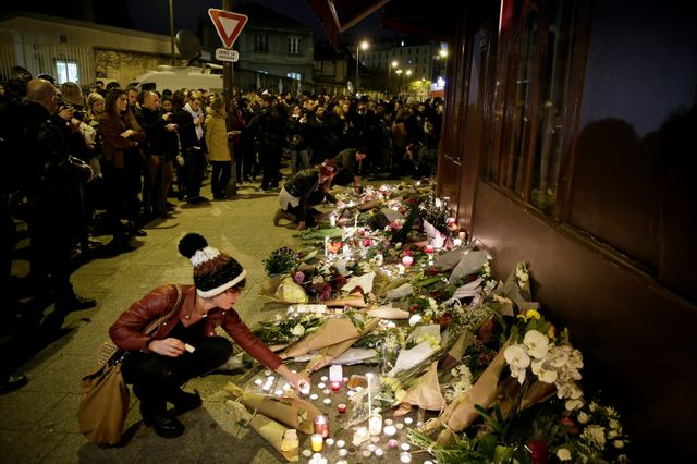APRES LES ATTENTATS DU 13 NOVEMBRE 2015, DES GENS SE RECUEILLENT DEVANT LE RESTAURANT " LE CARILLON " RUE BICHAT.