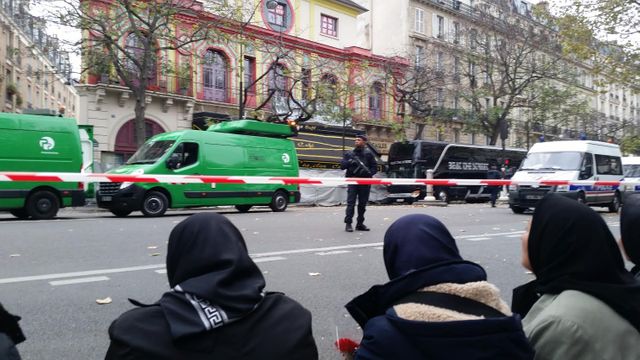 Des femmes se recueillent devant le Bataclan le 16 novembre 2015