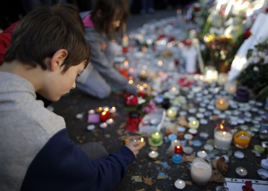 Un enfant à Paris, dimanche, près du Bataclan