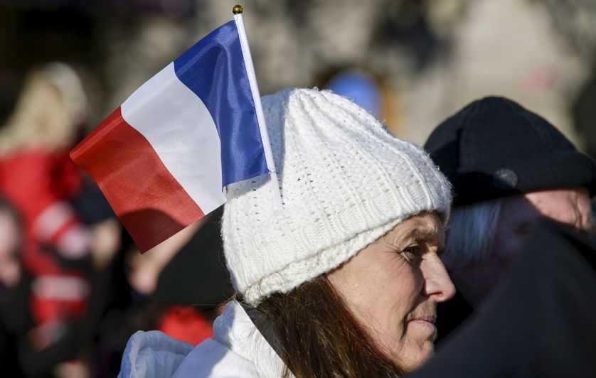 Une femme arbore le drapeau français
