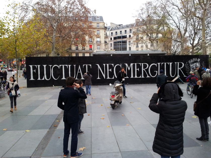 Fluctuat nec mergitur, graff par le collectif Grim Team, place de la République le 15 novembre 2015