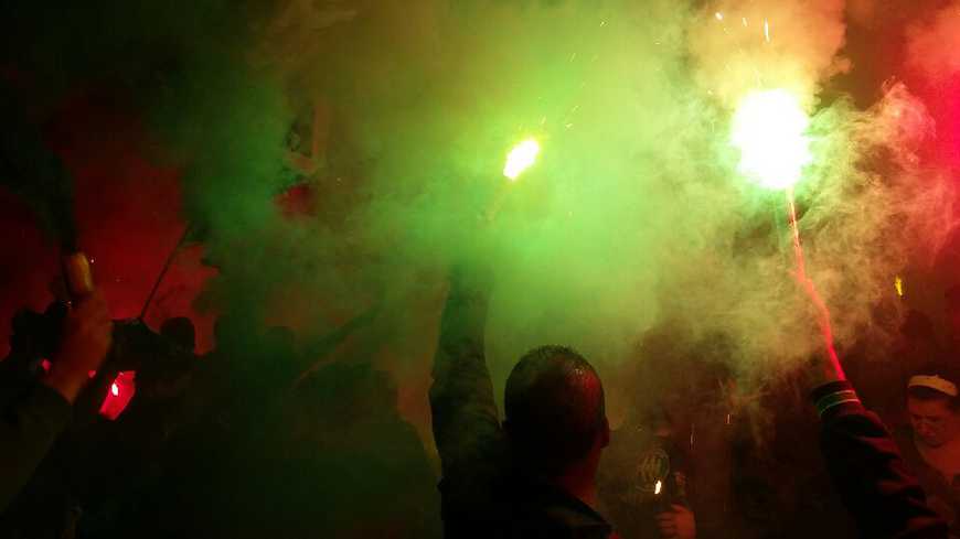Les supporters ont accompagné le départ du bus à l'Etrat