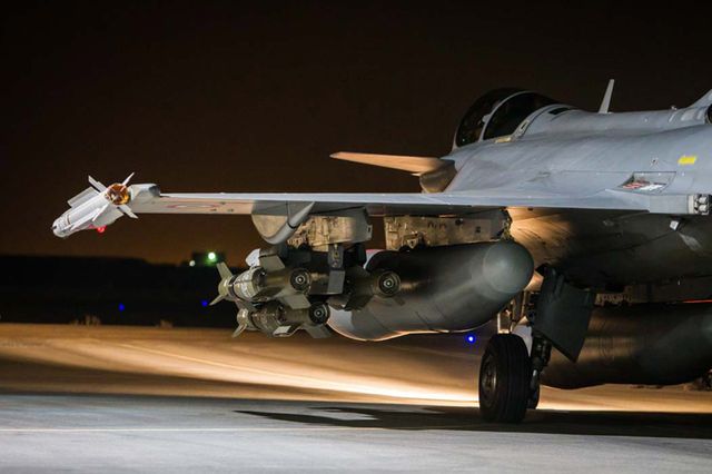 Un rafale part dans une mission de bombardement es base de Daech