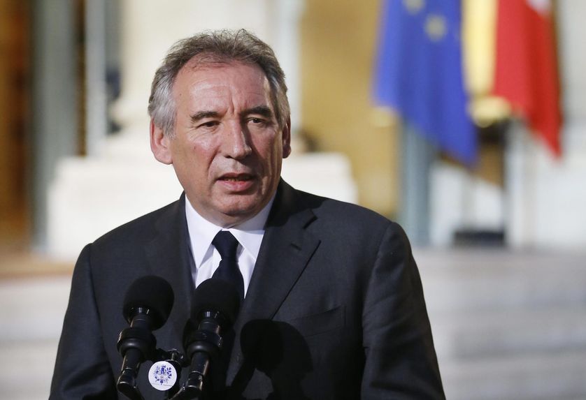 François Bayrou s'exprime sur le perron après son entretien avec F. Hollande