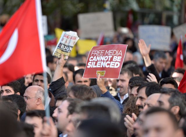Après le raid spectaculaire contre deux télévisions, une manifestation en Turquie