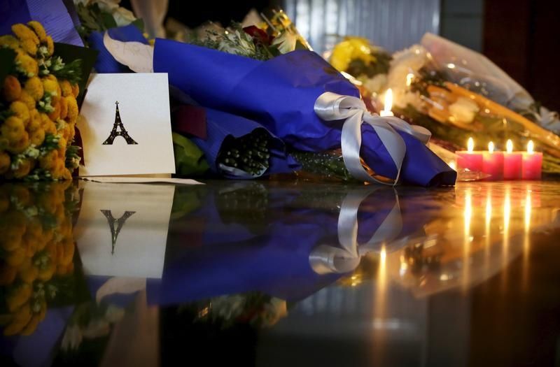 Devant l'ambassade de France à Pekin après les attentats de Paris