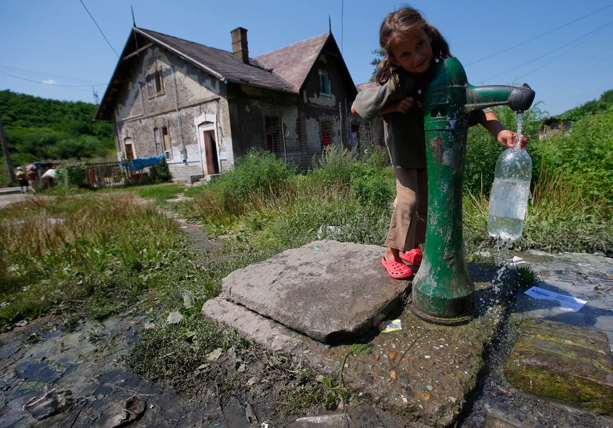 La propriété et la gestion de l'eau potable, emblématique de la notion de biens communs