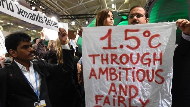 Manifestants d'1 ONG, au Bourget pour la COP 21 (AFP, reprise par The Hindustan Times, 15 déc.2015)