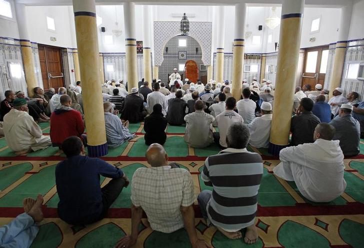 Un moment de prière dans la mosquée d'Istres