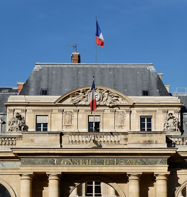 Détail de l'entrée du Conseil d'État français à Paris