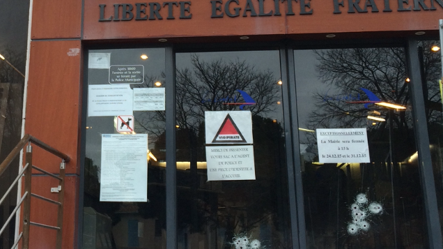 La porte d'entrée de la Mairie touchée par des tirs de gros calibre