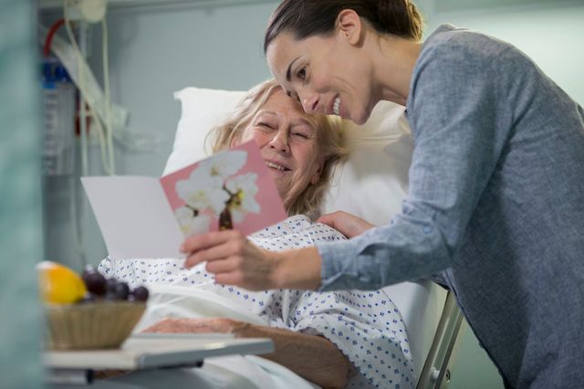 Une patiente lit une carte de bon rétablissement