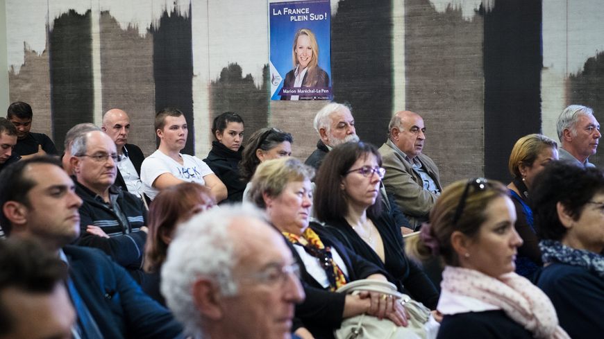 Partisans du Front national lors d'une conférence de presse de Marion Maréchal Le Pen, le 5 novembre 2015, à Montfavet