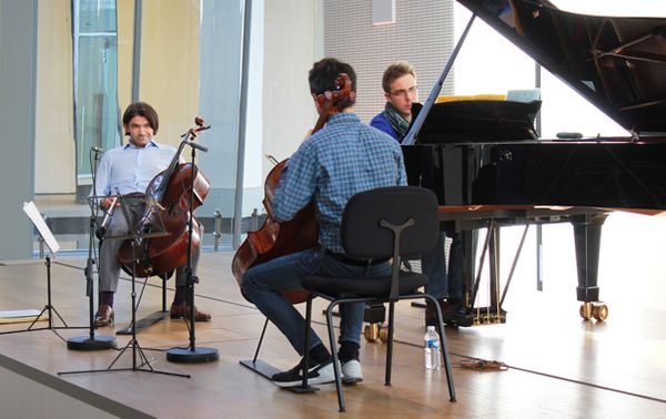 Le canadien Stéphane Tétreault sous l'oeil bienveillant de Gautier Capuçon, accompagné au piano par Samuel Parent. (© Victor Tribot Laspière/France Musique)