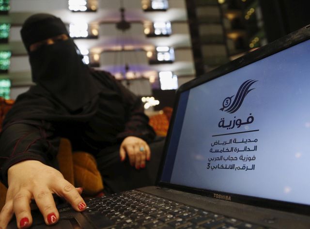 Fawzia al-Harbi, candidate aux élections municipales, montre sa biographie sur sa page de campagne