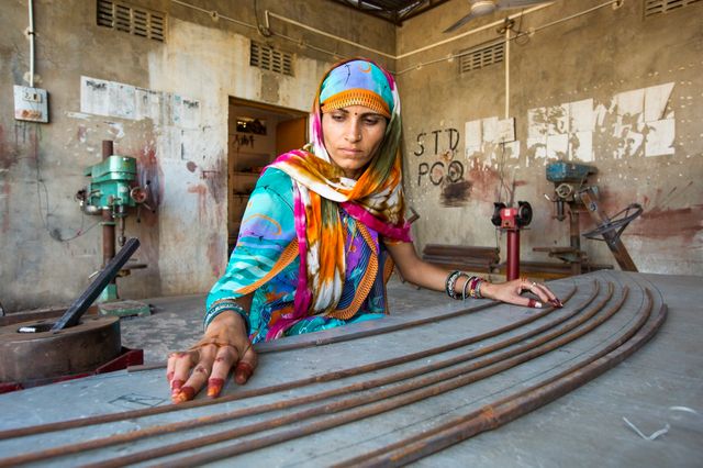 Des femmes installent des panneaux solaires au Barefoot College à Tilonia, Rajasthan, Inde