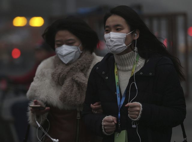 Des Chinoises portent un masque anti-pollution