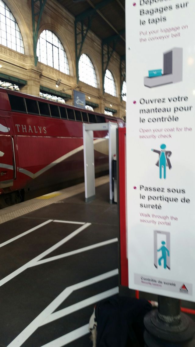 A l'entrée du quai d'un Thalys, gare du Nord à Paris