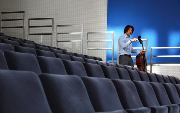 Depuis les gradins de l'auditorium de la Fondation Louis Vuitton, Gautier Capuçon est attentif à la projection du son de ses élèves. (© Victor Tribot Laspière/France Musique)