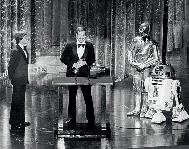 Flanked by C-3PO and R2-D2, Ben Burtt receives a Special Achievement Award for Best Sound Effects